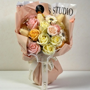 Buchet floral Eternal din flori artizanale, trandafiri si lalele de sapun, 22x30 cm, Crem - Img 6