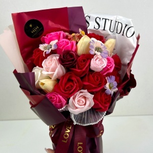 Buchet floral Eternal din flori artizanale, trandafiri si lalele de sapun, 22x30 cm, Rosu - Img 2