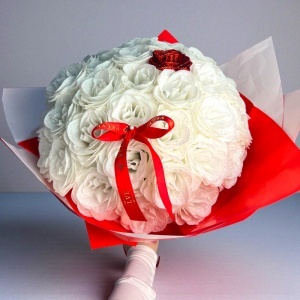 Buchet floral Luxury White Glow, 51 trandafiri artizanali cu sclipici, cadou elegant romantic - Img 6