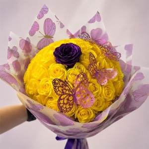Buchet floral premium cu 51 trandafiri de sapun, fluturi decorativi si accente glitter, inaltime 45 cm, Galben - Mov - Img 2