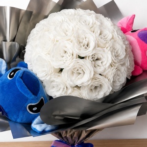 Buchet floral premium Stitch si Angel cu 35 trandafiri decorativi cu efect glitter, inaltime 45 cm, Alb - Img 5