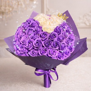Buchet floral Royal Purple cu 101 trandafiri de sapun si accesorii decorative, 40 cm - Img 6