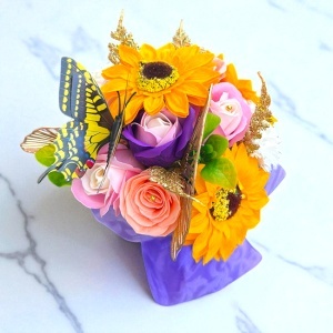 Buchet floral Symphony cu floarea soarelui, garoafe, trandafiri de sapun si plante artizanale, fluture decorativ, Mov - Img 2
