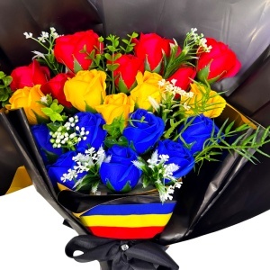 Buchet floral Tricolor cu trandafiri de săpun și plante artizanale - Img 2