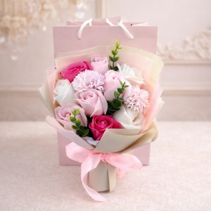 Buchet floral Tweety, cu trandafiri din sapun, dalie si plante artizanale, Roz