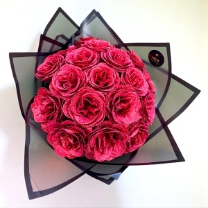 Buchet Glitter Roses cu 19 trandafiri rosii decorativi, buchet premium ambalat elegant, 40 cm - Img 3
