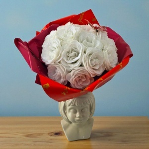 Buchet Glitter White Roses cu 21 trandafiri albi decorativi premium, 37 cm - Img 6