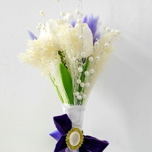 Buchet mireasa elegant Lavender Touch cu lalele albe artificiale, lagurus lila si perle - Img 2