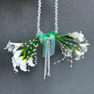 Buchet mireasa tip poseta Pearl Grace cu cale albe si maner din perle, elegant si modern - Img 8