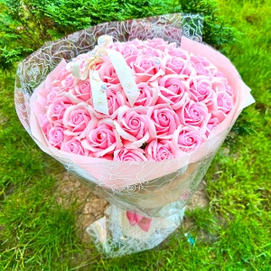 Buchet Pink Roses cu 51 trandafiri de sapun, 35 cm - Img 4