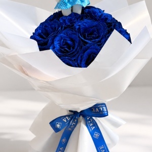 Buchet Sapphire Sparkle cu 25 trandafiri artizanali albastri cu sclipici si ursulet de plus, inaltime 50 cm - Img 5
