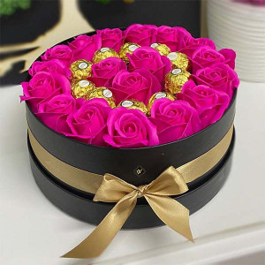 Cadou pentru femei cutie rotunda neagra cu trandafiri de sapun si praline Ferrero Rocher, fucsia
