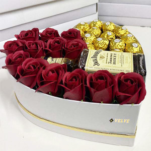 Cadou Sweet Honey cutie inima alba cu trandafiri de sapun, Jack Daniel's si praline Ferrero Rocher, rosu