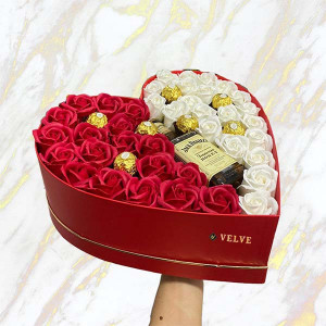 Cadou Sweet Honey cutie inima rosie cu trandafiri de sapun, Jack Daniel's si praline Ferrero Rocher