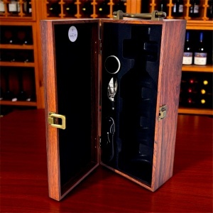 Caseta eleganta din lemn Special Wine, pentru o sticla si trei accesorii vin, Maro - Img 5