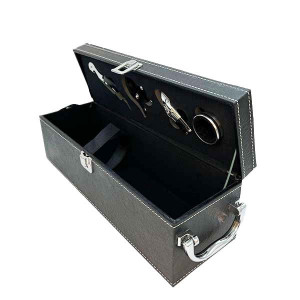 Caseta eleganta din piele naturala pentru o sticla, cu maner si set 4 accesorii pentru vin 