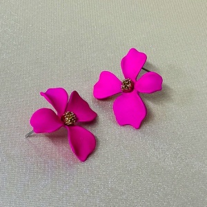 Cercei A Little Magic, cu design floral si prindere cu tija, Fucsia 1