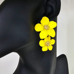 Cercei lungi Sublime Petunia, cu design floral, realistic, in cutie eleganta, Galben - Img 5