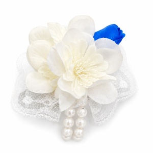 Corsaj de mana tip bratara pentru domnisoara de onoare, cu flori textile alb-crem, lalea albastra, dantela si perle