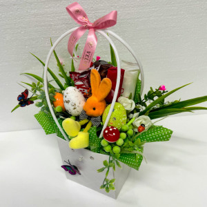 Cos Easter, decoratiune iepure, 3 oua decorative, trandafiri si trandafiri artificiale, praline Mon Chery 52.5gr, Kinder Bueno 43gr, praline Raffaello 80gr, Kit Kat 40gr, in cos cadou