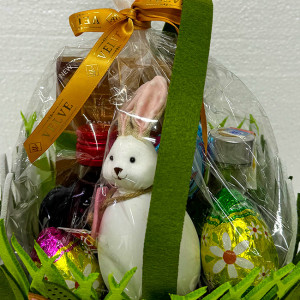 Cos Easter, decoratiune iepure, 3 oua ciocolata Choco Pack 60gr, ciocolata Heidi 80gr, Absolut Vodka 200ml, Angelli 200ml, cafea Davidoff 250gr, in cos verde cu toarta