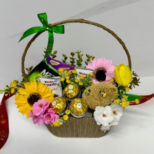 Cos cadou Paste Honey Bunny cu Ferrero Rocher, Kinder Country, Joe XXL si aranjament floral decorativ - Img 4
