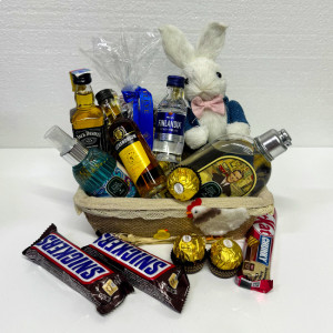Cos Easter, decoratiune iepure, baton Kit Kat 40gr, batoane Snikers 100gr, praline praline Ferrero Rocher 50gr, bautura spirtoasa Alexandrion 5 stele 50ml, vodca Finlandia 50ml, whiskey Jack Daniel's 50ml, after shave Eyup Sabri Tuncer 250ml, apa de colon