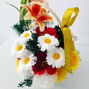 Cos floral decorativ cu crin, mac si margarete artizanale, 35x25 cm - Img 3