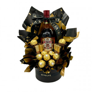 Cosulet cadou Delice pentru barbati, cu pancarta si text "La Multi Ani!"Chivas Regal 12 YO, 9 praline Ferrero si 12 ciocolatele Merci