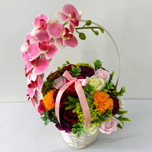 Cosulet floral Floral Collection cu orhidee si trandafiri de sapun, 35 cm