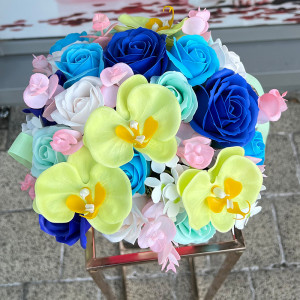 Cosulet Prinsess cu trandafiri, orhidee, eucalipt so hortensii roz- blue-albastru