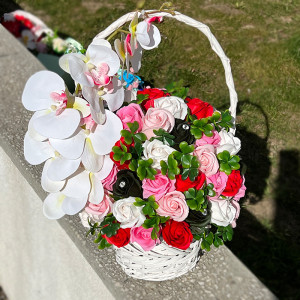 Cosulet Royal Orchid, cu trandafiri de sapun de sapun, accesorizati cu flori si plante artificiale, rosu-alb-verde