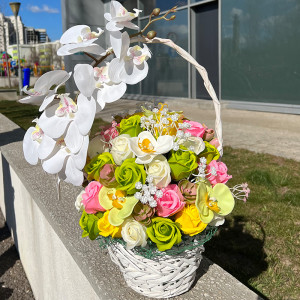 Aranjament floral cu 47 de trandafiri din sapun, 7 orhidee si alte accesorii