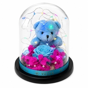 Cupola de sticla cu trandafir criogenat albastru, ursulet de plus si instalatie LED multicolora