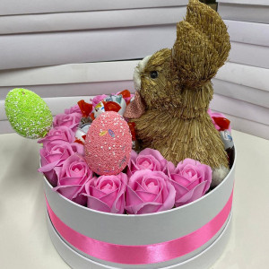 Cadou Sweet Easter cutie rotunda alba cu trandafiri de sapun, Kinder Joy si figurina iepuras de Paste