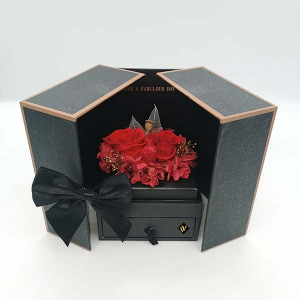 Cutie cu bijuterii, cercei si pandantiv cu cristale swarovski, trandafiri si hortensii criogenate, Ø 13 X 13 X 17