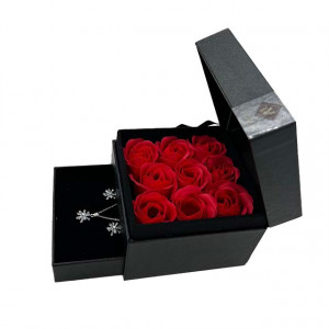 Cutie cu sertar Wenderfull, 9 trandafiri de sapun si set acccesorii, cercei si lant cu pandantiv, negru2