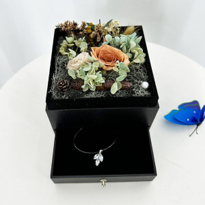 Cutie cu trandafiri criogenati pe pat de licheni si pandantiv din argint cu pietre swarovski, Alb-Orange1