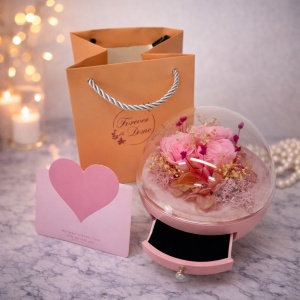 Cutie de bijuterii One Rose cu trandafiri si hortensii criogenate, felicitare si punga cadou, Roz