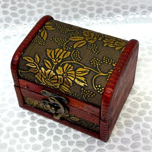 Cutie din lemn, pentru accesorii, cu aspect de cufar 9x7x7 cm, Imprimeu auriu - Img 4