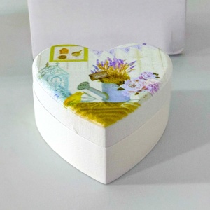 Cutie pentru bijuteri in forma de inima din lemn și model floral, 
