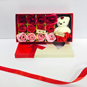 Cutie dreptunghiulara cu trandafiri de sapun si ursulet, 22x12cm, Rosu