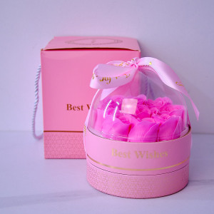 Set elegant din 2 piese, cu trandafiri de sapun in cupola si accesoriu, in cutie cadou, roz