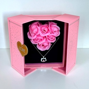 Cutie exclusivista Power of LOVE cu lantic si pandativ inox Kat, trandafiri parfumati de sapun, in punga eleganta asortata, Roz