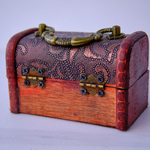 Cutie pentru accesorii, in forma de cufar din lemn 11 x 6.5 x 7