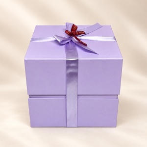 Cutie pentru cadou Lavender Elegance, lila cu panglica si fundita, 26x25 cm - Img 3