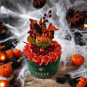 Decor de Halloween Amber Dream, in cutie rotunda de catifea cu trandafiri din sapun, plante artizanale si detalii tematice, dovleci, ghinde, ciupercute