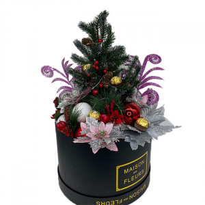 Decoratiune de Craciun Santa Christmas, bradut decorat in cutie cu LED de lumini, globulete, alte decoratiuni craciunite si bomboane FERRERO, 32 X 60 cm