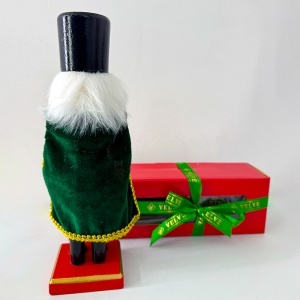 Decoratiune de Craciun, Spargatorul de Nuci cu topor si pelerina verde, Rosu-Verde-Negru, 25cm - Img 5
