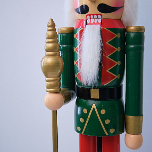 Decoratiune de Craciun, Spargatorul de Nuci imbracat in uniforma festiva, Capitan, Verde, 52cm